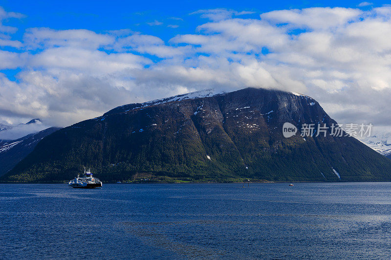 汽车渡轮从Solavågen穿过jørundfjorden fjord